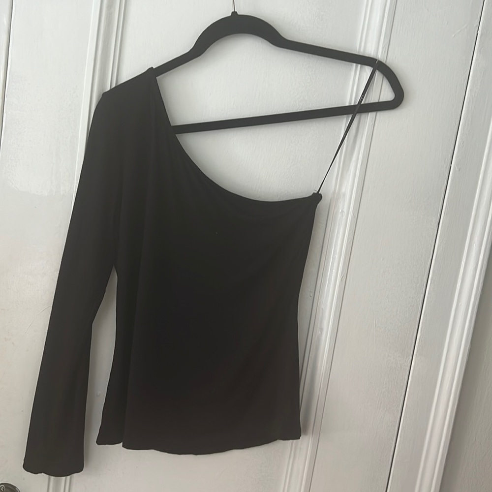 Lulu’s one sleeve long sleeve tee